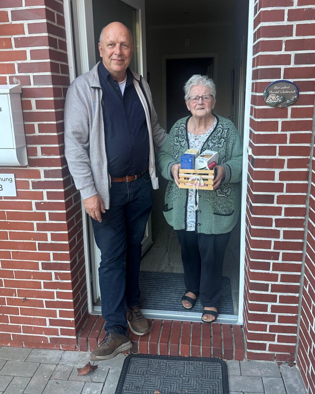 Wilhelm Eden vom Lions Club Uplengen bedankt sich bei Frau Wick für ihre langjährige Unterstützung beim Herbstmarkt in Remels.